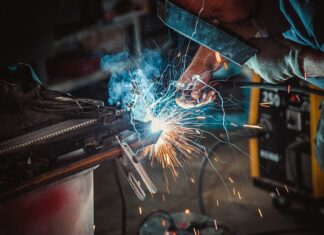 Czy blacharz samochodowy to dobry zawód?