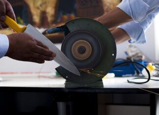 Pod jakim kątem ostrzyc pełne dłuto?