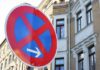 Jak blisko okien można parkować?