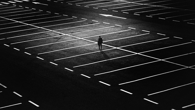 Czy straż gminna lub policja ma obowiązek usunąć z parkingu należącego do spółdzielni mieszkaniowej porzucony wrak pojazdu? Czy straż gminna lub policja ma obowiązek usunąć z parkingu należącego do spółdzielni mieszkaniowej porzucony wrak pojazdu?