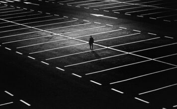 Czy jak siedzę w samochodzie to muszę płacić za parking? Czy jak siedzę w samochodzie to muszę płacić za parking?